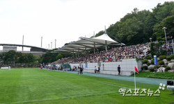 청춘FC 상암보조경기장 가득 찬 축구팬들[포토]