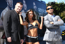 옥타곤걸 크로캅-헨더슨을 향해 날리는 주먹[포토]