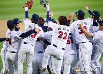 '미라클' 두산, 삼성 꺾고 14년 만의 우승! '역사적 V4'
