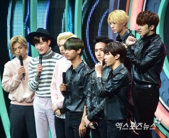 '더 쇼 MC 무대에 선 빅스'[포토]