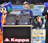 카파코리아 민복기 대표 KCC 팬들에게 푸짐하게 쏩니다[포토]