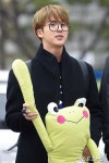 방탄소년단 진 꼭 껴안은 인형과 함께 인사[포토]