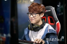 웃음 터지기 직전의 플로리스 성연준[포토]