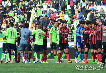 전북 현대-FC 서울 '치열한 경기였어'[포토]