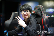 노블레스준영상 | 포즈 취하는 TNL '노블레스' 채도준[포토]