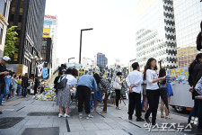 강남역 10번 출구 끊이지 않는 추모 물결[포토]