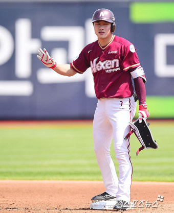김하성 '2루타로 경기 시작'[포토]