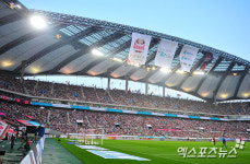 FC서울 VS 수원 삼성 슈퍼매치를 맞아 많은 관중이 찾은 서울월드컵경기장[포토]