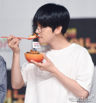 엑소 백현 거부할 수 없는 치밥의 유혹[포토]