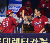 이범호 '김호령 홈런에 웃음 가득'[포토]