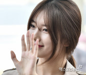 수지 시선 이끄는 손가락 하트 타투[포토]