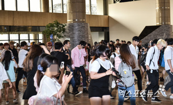 세븐틴 '공항 등장에 김포공항 떠들썩~'[포토]