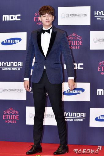 [2016 APAN] '응답' 박보검·'닥터스' 윤균상, 남자 신인상 수상