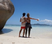 나르샤, 행복한 신혼여행…눈부신 해변보다 아름다운 부부