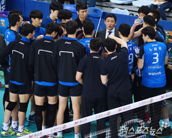 '작전타임 갖는 현대캐피탈 최태웅 감독'[포토]