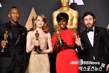 케이시 애플렉·엠마 스톤…트로피 품은 남녀주연·조연상 주역[89th 아카데미]