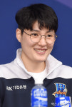 김희진 안경 쓰고 지적인 모습으로[포토]