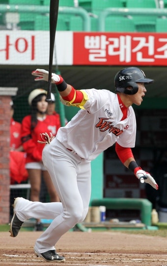 '박승욱 결승 스퀴즈' SK, 두산 9-4 제압