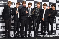 방탄소년단 트로피 받았어요[포토]