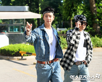 윤시윤 홍경민 '최고의 한방 출근길'[포토]