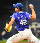 안성무 묵직한 투구[포토]