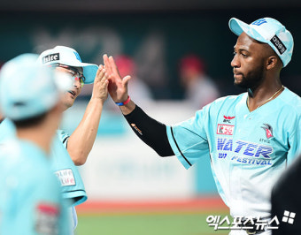 김진욱 감독 '로하스 잘했어'[포토]