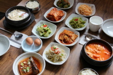 가마솥에 직접 끓여낸 순두부의 참맛…경주 보문단지 맛집 ‘전통맷돌순두부’
