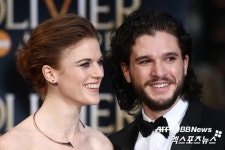 [할리우드★] 키트 해링턴♥로즈 레슬리 약혼…