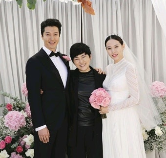 이동건조윤희, 결혼식 포착…눈에 띄는 예비맘의 D라인