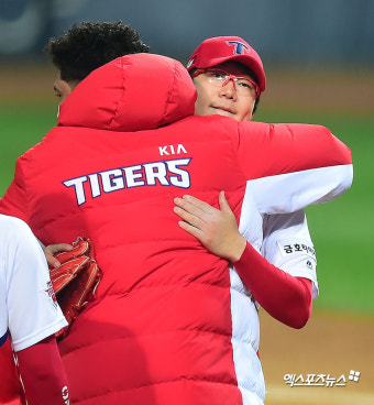 양현종 '헥터의 축하를 받으며'[포토]