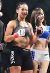 라모나 파스쿠얼 트로피들고 미소[포토]