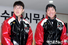 LG트윈스 시무식 참석한 장시윤 김현수[포토]