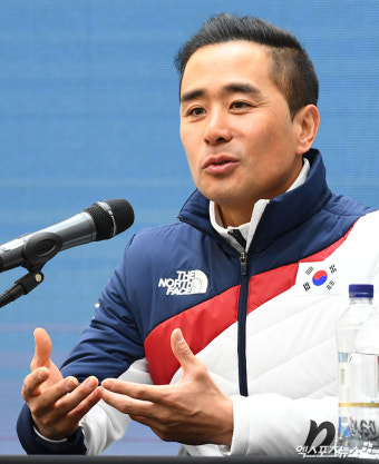 취재진 질문에 답하는 스노보드 이상헌 감독[포토]