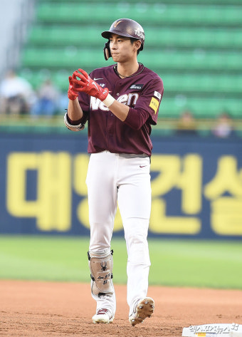 이정후 '선두타자 안타로 출루'[포토]
