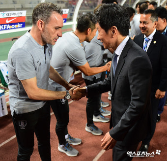 '벤투 감독 격려하는 정몽규 대한축구협회장'[포토]