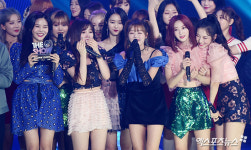 더쌈&오마이카츠 | [엑's HD포토] 오마이걸 '더쇼 1위에 눈물이 왈칵'