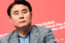 [엑s HD포토 질의응답 갖는 김홍준 감독