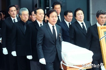 '맨발의 청춘'·'별들의 고향' 그리고 엄앵란…故신성일이 남긴 흔적