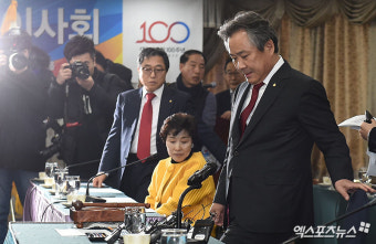 사퇴 요구 속 이사회 참석한 이기흥 대한체육회장[포토]