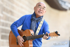 기타 연주하는 포크 싱어송라이터 이장희[엑s HD포토]