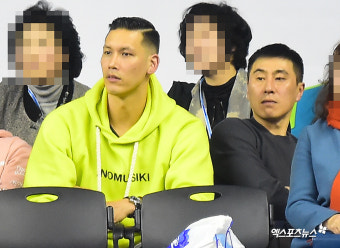 '삼성생명 챔프전 경기 지켜보는 이상민 감독과 이승준'[포토]