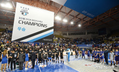 시상식 끝까지 남아 현대캐피탈 우승 축하해주는 대한항공[포토]