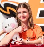 치어리더 도리스 귀여운 인형을 꼭 안고[엑s HD포토]