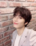 쩨아리 보고 힐링…뉴이스트 JR, 멍뭉미 넘치는 남친짤 [★해시태그]