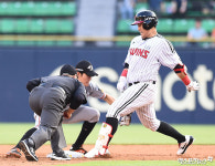 유강남 2루에서 자동 태그 아웃[포토]