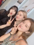 대세들 만남 우주소녀 설아X엑시, 프랑스 신예 롤로 주아이와 다정샷