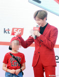 강다니엘 어린이 팬 보며 아빠미소[엑s HD포토]