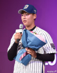 NC 다이노스 품에 안긴 마산용마고 김태경[포토]