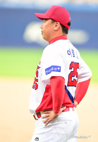 '은퇴' 이범호, 日 소프트뱅크서 지도자 연수 시작
