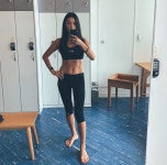 가희, 감탄 유발하는 선명 복근…자기관리 끝판왕 [★해시태그]